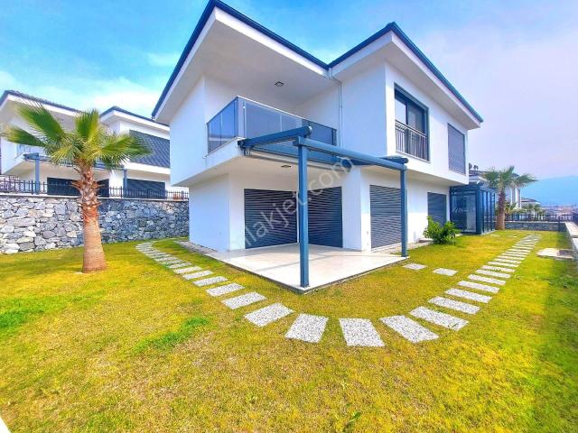Kuşadasında Havuzlu Ve Sosyal Alanlı Sitede Bahçeli Sıfır Villa
