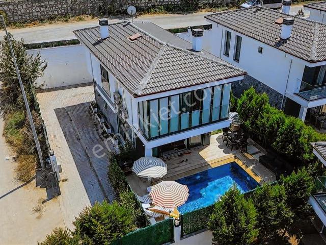 Kuşadasında Havuzlu Yaz kış Yaşamaya Uygun Eşyalı Kiralıkvilla