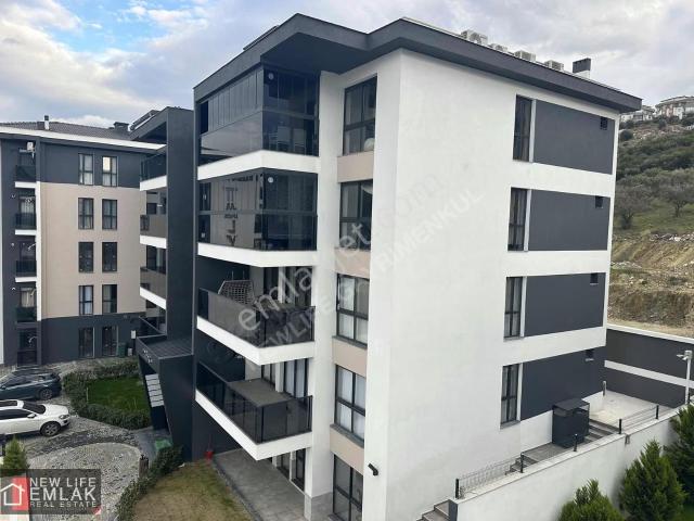 Kuşadasında Kapalı Mutfak Yerden Isıtmalı Havuzlu Modern Daire