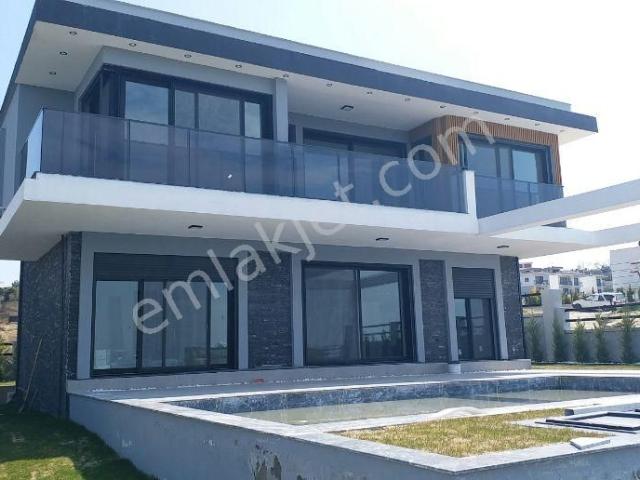Kuşadası'nda Kapanmaz Deniz Manzaralı Satılık Müstakil Villa