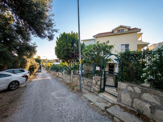 Kuşadası'nda Köşe Konum, Ortak Havuzlu, 4+1 Satılık Villa