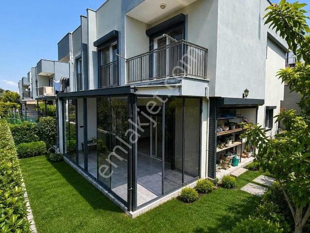 Kuşadasında Köşe Konumda 3+1 Müstakil Bahçeli Villa