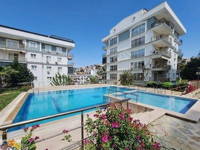 Kuşadası'nda Merkezi Konumda Deniz Manzaralı Geniş 3+1 Daire