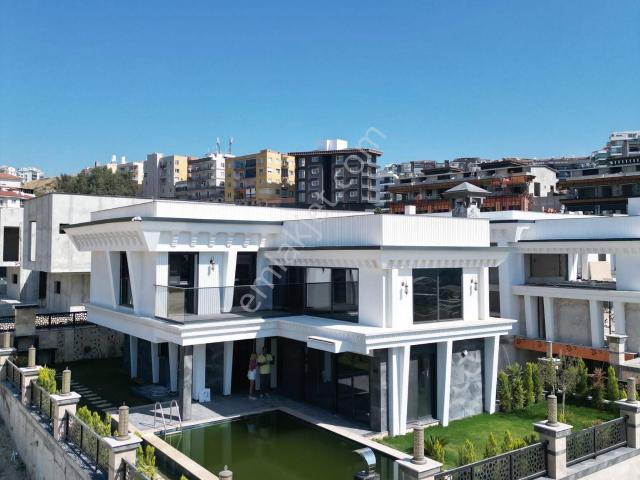 Kuşadasında Modern Tasarlanmış Hayatınıza Renk Katıcak Villa
