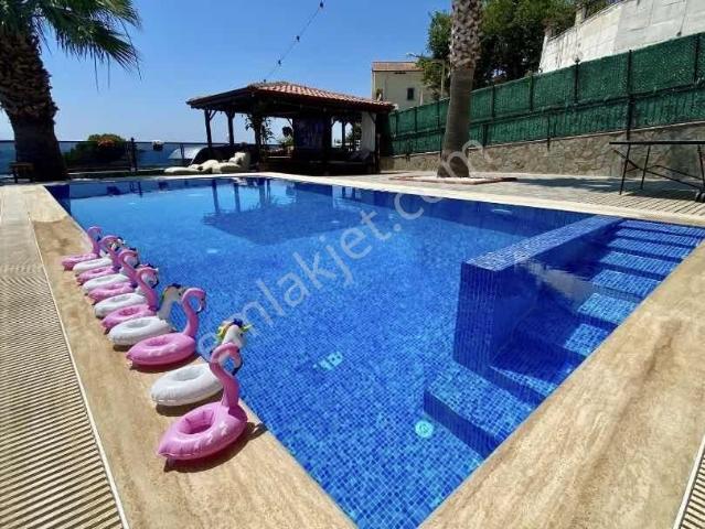 Kuşadası'nda Müstakil Havuzlu Deniz Manzaralı 5+1 Lüks Villa