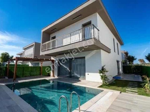 Kuşadası'nda Müstakil Havuzlu Full Eşyalı Satılık 4+1 Villa
