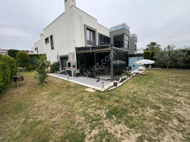 Kuşadası'nda Özel Havuzlu Müstakil 4+1 Villa