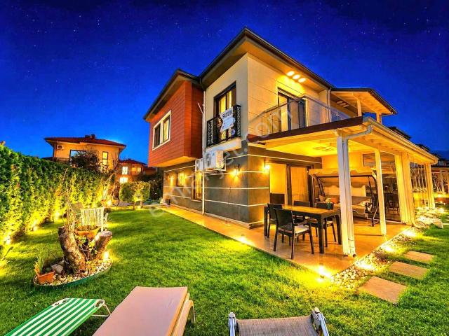 Kuşadasında Plaja Yakın Havuzlu Sitede Köşe Konumlu Bahçeli Villa