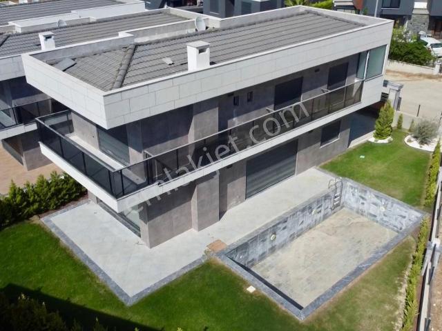 Kuşadası'nda Satılık Özel Havuzlu 4+1 Müstakil Villa