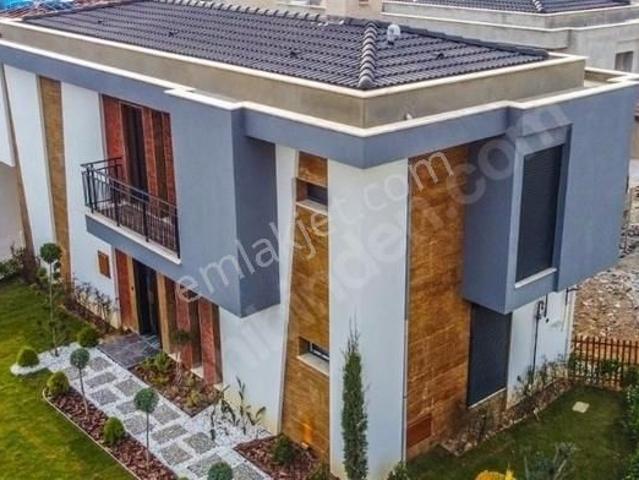 Kuşadası'nda Satılık Geniş Bahçeli Muhteşem Villa