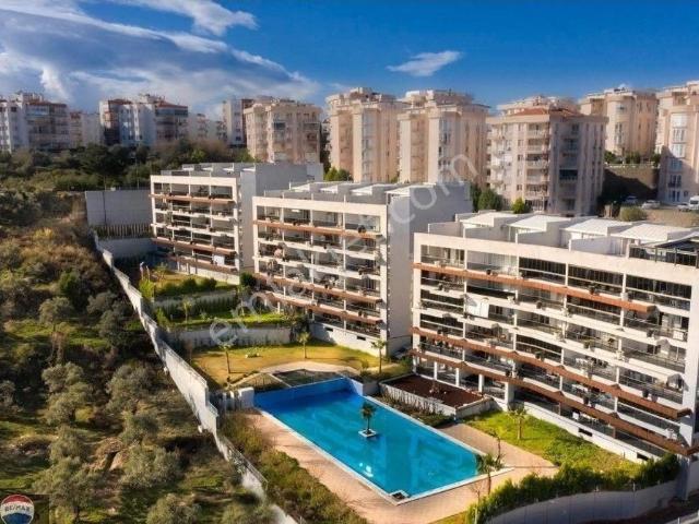 Kuşadası’nda Sitedeki Tek Bahçeli 2. Kat – 175 M² Prestıjlı Yaşam