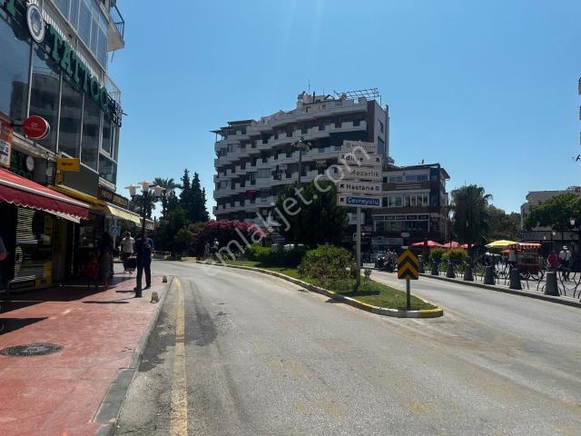 Kuşadası Avcılar Kulübü Sokağında Satılık 90m² Aktif Dükkan