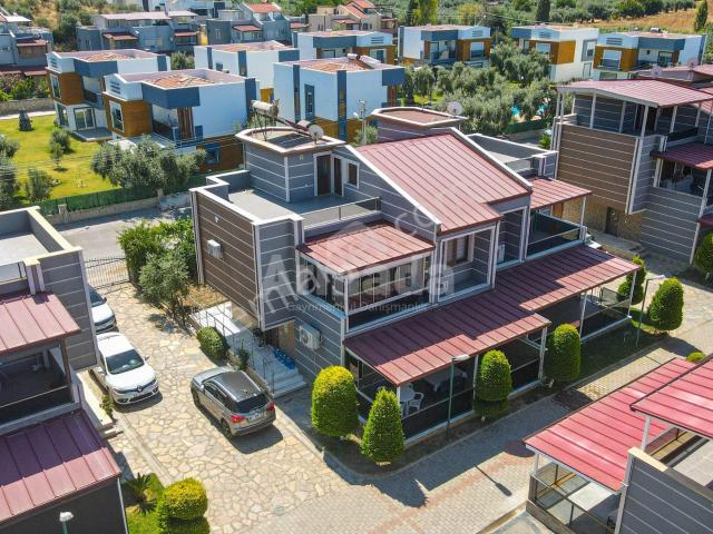 Kuşadası Bayraklıdede Mahallesi'nde 4+1 Satılık Villa