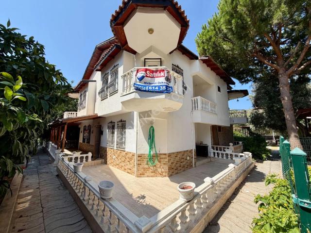 Kuşadası Bayraklıdede Mehmet Şükrü Pat Sitesi'nde Satılık Geniş İkiz Villa