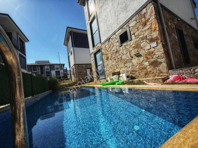Kuşadası Davutlar Merkezde Satılık Asansörlü 3+1 Villa