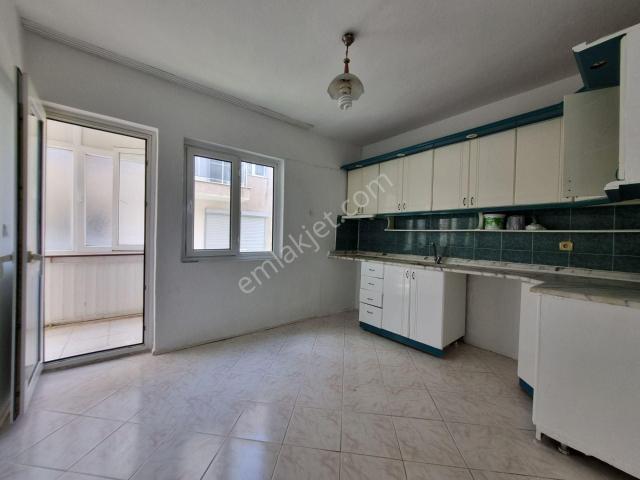Kuşadası Davutlar Merkezde Satılık Ayrı Mutfak 2+1 Daire