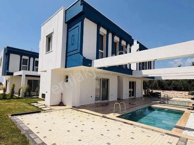 Kuşadası Davutlar Özel Havuzlu Sıfır 3+1 Villa