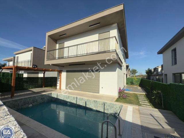 Kuşadası Davutlar Bölgesinde Satılık Müstakil Özel Havuzlu Villa