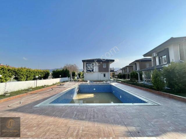 Kuşadası Davutlar Havuzlu Sitede Satılık Villa