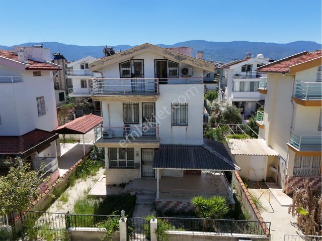Kuşadası Davutlar Sahil Sitelerinde Satılık Müstakil Villa