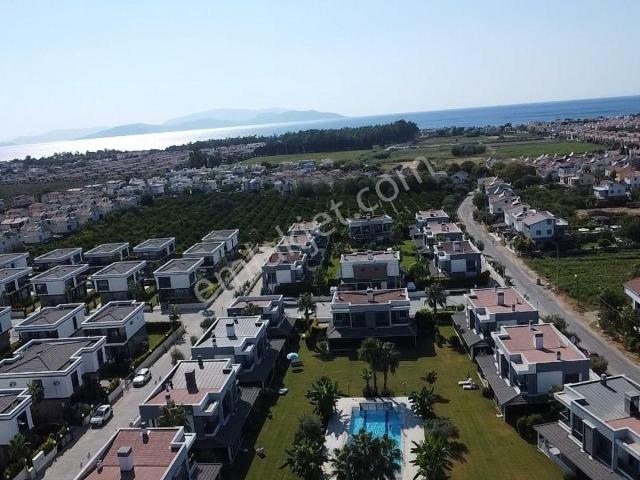 Kuşadası Davutlar Sevgi Plajı Mevki Plaja Yakın Site İçinde