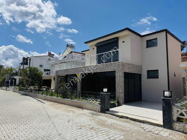 Kuşadası Davutlar'da Denize Sıfır Satılık 4+1 Müstakil Villa