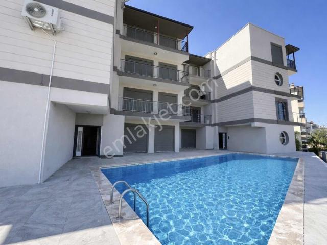 Kuşadası Davutlar'da Havuzlu Kapalı Otoparklı Satılık 2+1 Daire