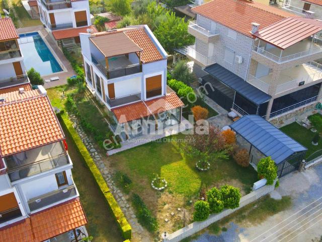 Kuşadası Davutlar'da Satılık Tek Müstakil 4+1 Villa