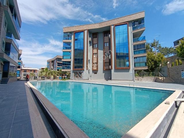 Kuşadası Değirmendere'de Yüzme Havuzlu Site İçinde 3+1 Kiralık Daire