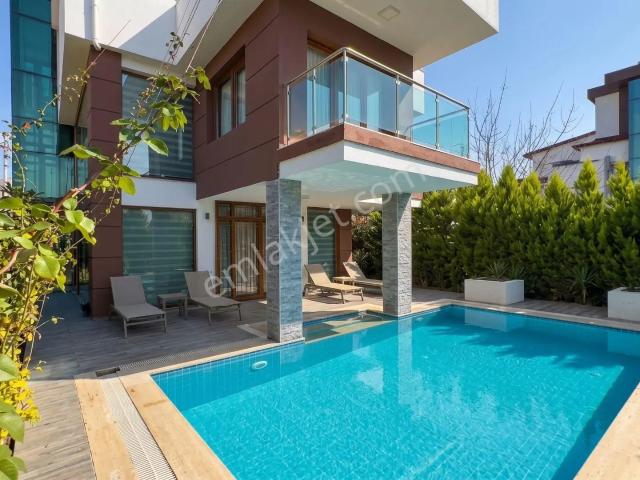 Kuşadası Değirmendere'de 5+1 Müstakil Havuzlu Satılık Villa