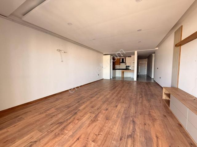 Kuşadası Doğalgazlı Havuzlu Sitede Satılık 3+1 Geniş Daire!