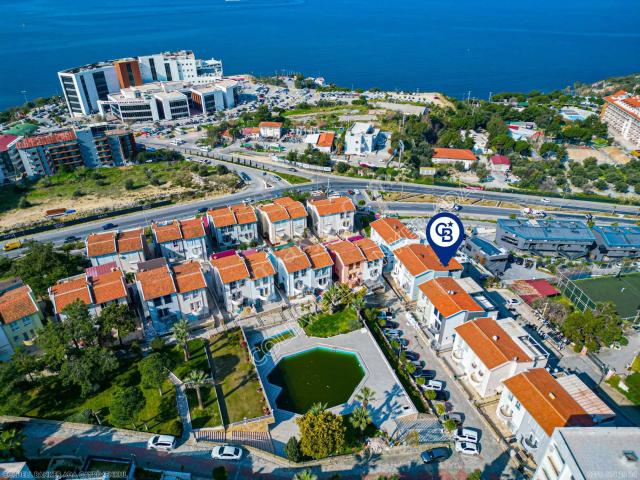 Kuşadası Efe Konakları'nda Deniz Manzaralı Eşyalı Tripleks Villa