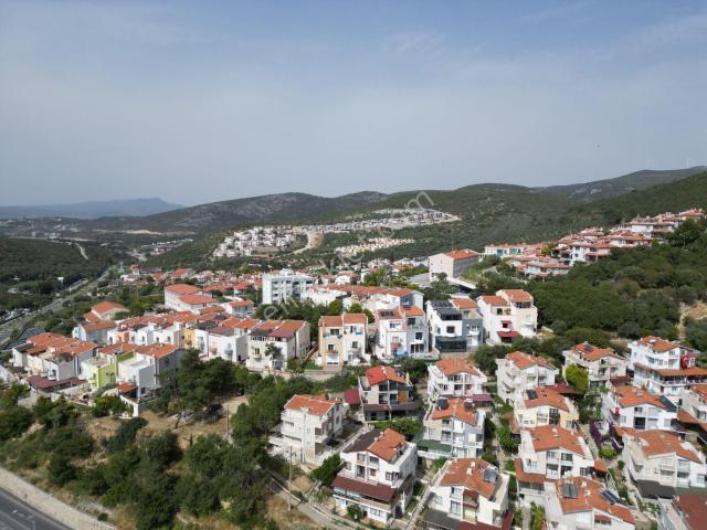 Kuşadası Efe Konakları Sıtesı’nde Denız Manzaralı 4+1 Trıpleks Vılla
