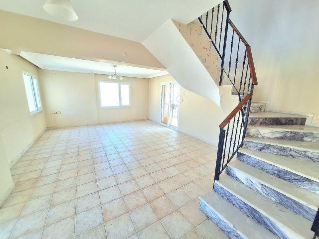 Kuşadası Ege Mahallesinde 3+1 Eşyasız Kiralık Dubleks Daire