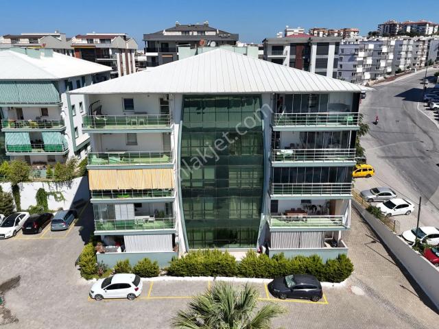 Kuşadası Ege Mahallesi'nde Havuzlu Sıtede Geniş Ve Ferah Satılık 3+1 Daire