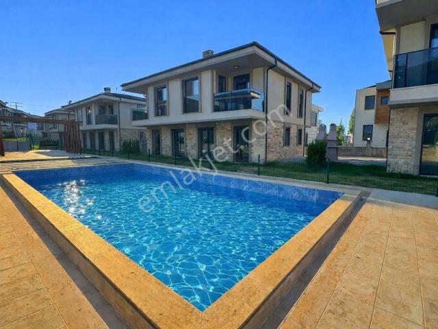 Kuşadası Güzelçamlıda 3+1 Yeni Havuzlu Sitede Yazlık Villa