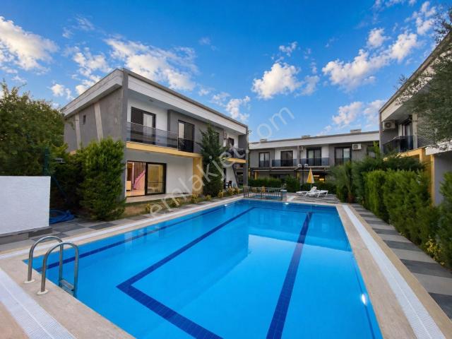 Kuşadası Güzelçamlıda 3+1 Milli Park Yolunda Havuzlu Sitede Villa