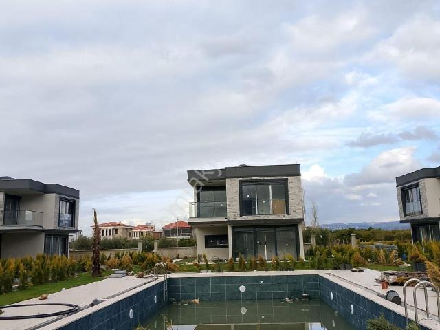Kuşadası Güzelçamlıda Tek Müstakil Havuzlu Site İçinde Sıfır Satılık Villa