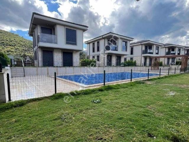 Kuşadası Güzelçamlıda Havuzlu Sitede 3+1 Sıfır Dubleks
