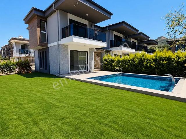 Kuşadası Güzelçamlı'da Köşe Konumlu Özel Havuzlu 3+1 Villa