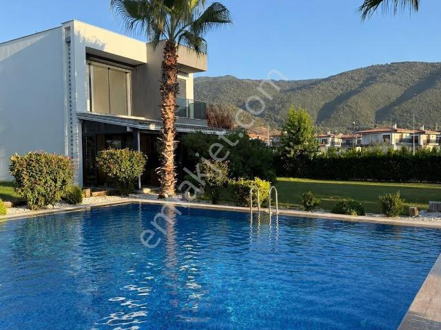 Kuşadası Güzelçamlı’da Köşe Konumunu Ferah Tek Müstakil Üç