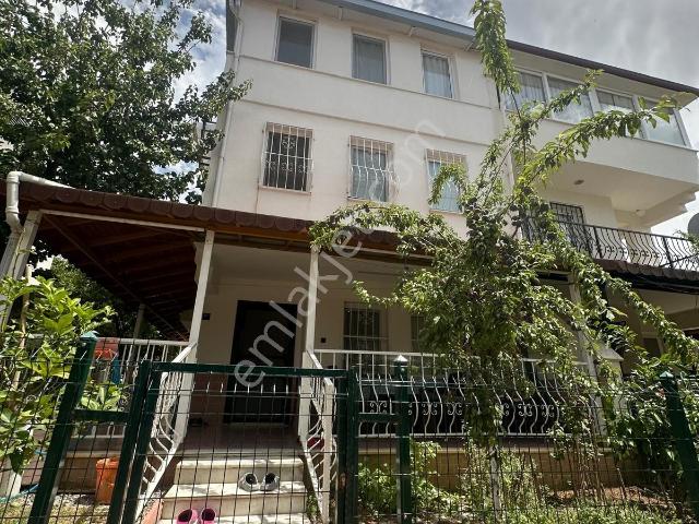 Kuşadası Güzelçamlı Mahallesinde Denize 2 Km.uzaklıkta Satılık Villa