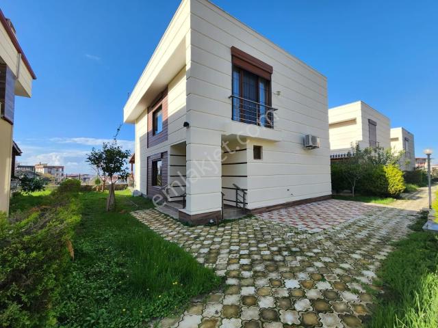 Kuşadası Güzelçamlı Sahil Sitelerinde Satılık Dubleks Villa