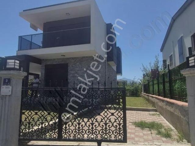 Kuşadası Güzelcamlıda 4+1 Villa Tek Müstakil 420m2 Arsa
