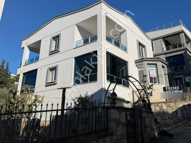 Kuşadası Kadınlar Denizi Bölgesi Kapalı Otoparklı Villa