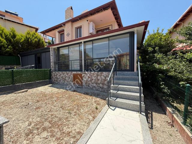 Kuşadası Kadınlar Denizi Plaja Yakın Eşyalı Yapılı Bahçeli 3+1 Havuzlu Site Satılık Villa