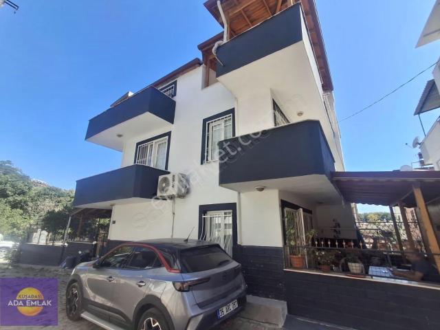 Kuşadası Kadınlar Denizinde Trıplex 3+1 Satılık Villa
