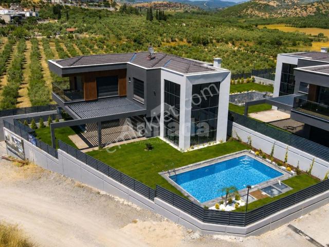 Kuşadası Karaova Mahallesi'nde Tek Müstakil Özel Havuzlu Villa