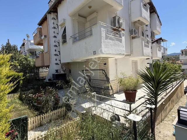 Kuşadası Karaova Mevkiinde Altın Şehir Sitesinde Fırsat Villa