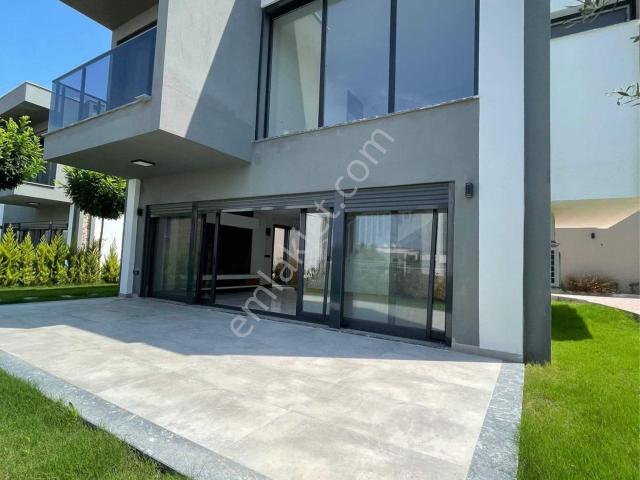 Kuşadası Karaovada Modern Tasarlanmış Müstakil Denize Yakın 3+1 Villalar